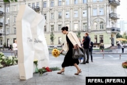 Севгіль Мусаєва покладає квіти до пам'ятника Павлу Шеремету в Києві