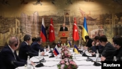 Эрдоган обращается к российской и украинской делегациям перед началом переговоров в Стамбуле. 29 марта 2022 года