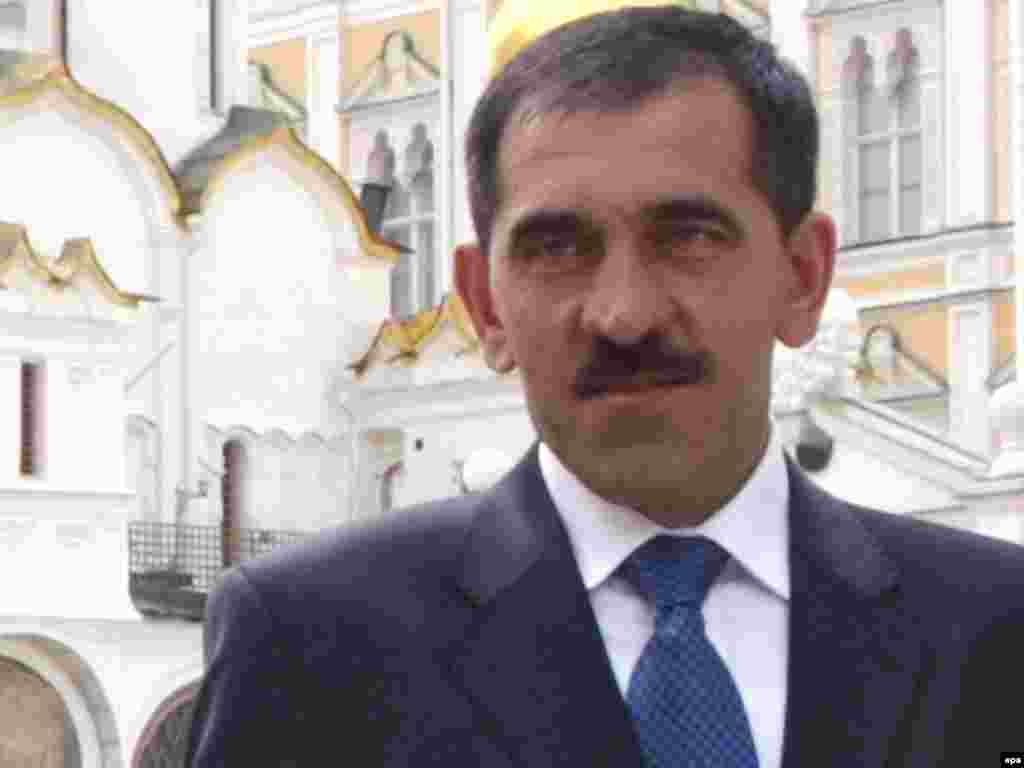 22 qeshor '09 - Presidenti i rajonit të Ingushetisë në Kaukazin Verior është lënduar rëndë pasi konvoji i tij u godit nga shpërthimi i një bombe. Zyrtarët rusë thanë se shpërthimi u shkaktua nga një vetëvrasës me bombë, i cili po voziste në drejtim të konvojit të Junus Bek Jevkurovit, kur ai po shkonte në zyrë. 