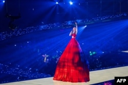 Artista moldoveană Aliona Moon, pe numele real Aliona Munteanu, a atras atenția într-un moment solo pe scena de la Wiener Stadthalle, în timp ce îl acompania pe Satoshi, pe 12 mai