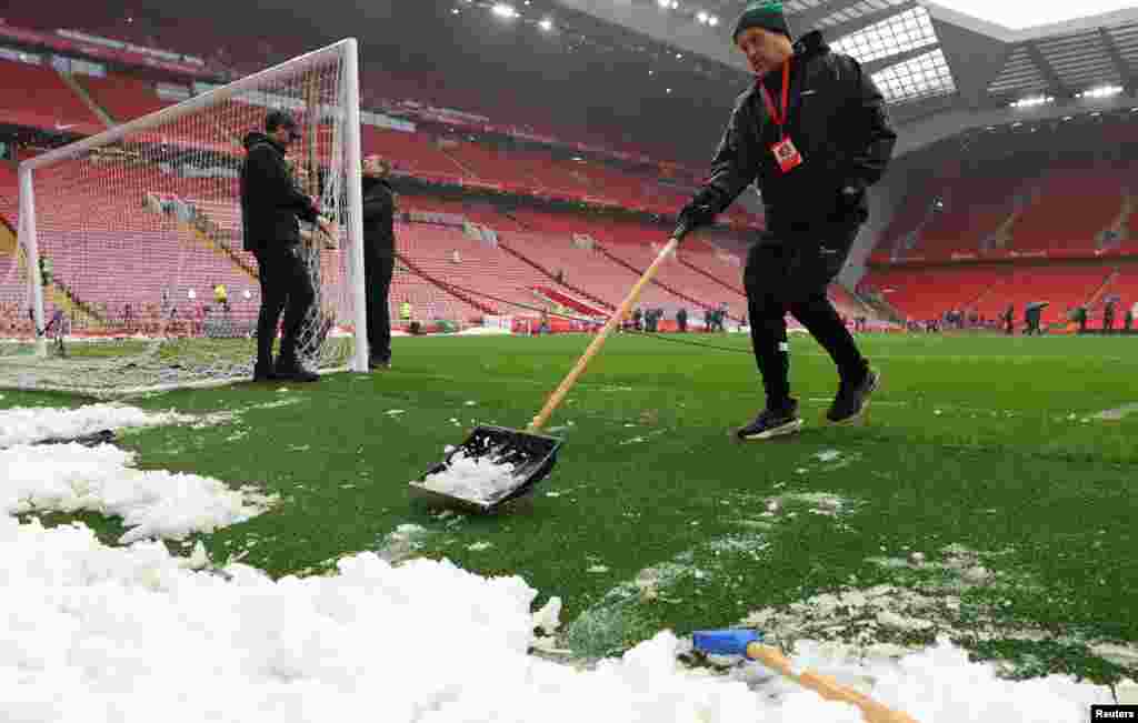 Velika Britanija - Čišćenje snijega sa stadiona u Liverpulu, ped meč Liverpula i Mančester junajteda, 5.&nbsp;januara 2025.