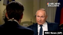 РУСИЈА - Новинарот на Ен-Би-Си Кир Симонс разговара со рускиот претседател Владимир Путин во интервју емитувано на 14 јуни 2021 година.