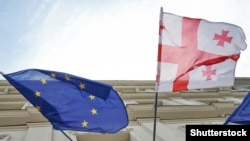 საილუსტრაციო ფოტო: ევროკავშირის და საქართველოს დროშები