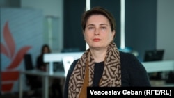 Zinaida Bolea, conferențiar universitar și dr. în psihologie, în biroul Europei Libere de la Chișinău