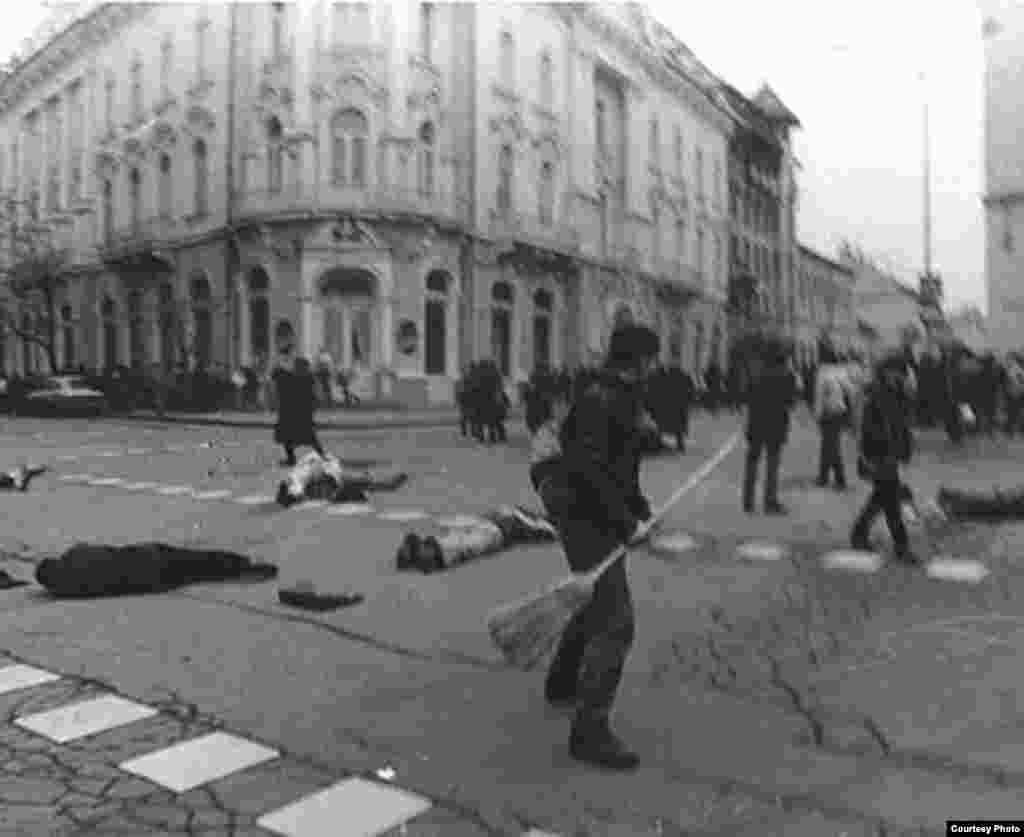 Cluj, 21 decembrie 1989. Călin Nemeș și alți protestatari, la pământ, în centrul orașului, după ce încercaseră să parlamenteze cu ofițerii care conduceau dispozitivul de securitate din zonă. Incidentul nu a fost elucidat nici până astăzi.&nbsp;