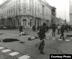 Centrul Clujului, 21 decembrie 1989, manifestanți morți sau răniți grav pe trotuar.