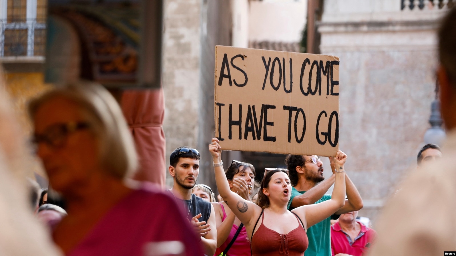«Nëse vini ju, unë duhet të iki», shkruhet në një poster të mbajtur lart nga një protestues në Palma de Mallorca.