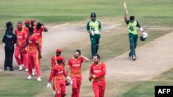 د پاکستان بیټران او د زېمبابوې لوبغاړي تر یوې ۲۰ اووره سیالۍ وروسته له میدانه وځي - انځور له ارشیفه. 