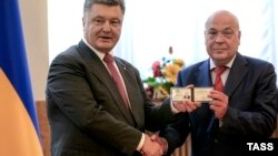 Президент України Петро Порошенко (ліворуч) і новопризначений керівник Закарпатської ОДА Геннадій Москаль