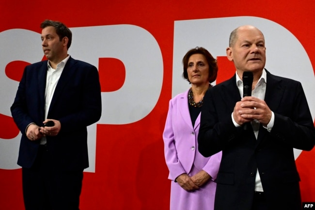 Scholz duke folur për mediat pas publikimit të sondazheve të para.