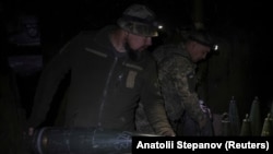 Артиллеристы 43-й ОАБр с Panzerhaubitze в Донецкой области