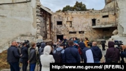 Ministrul Culturii, Sergiu Prodan, și directoarea Filarmonicii Naționale, Svetlana Bivol, țin o conferință de presă pe ruinele edificiului care a fost mistuit de flăcări în septembrie 2020