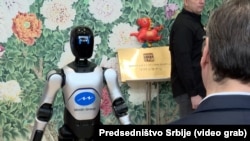 Roboti humanoid u zhvillua nga kompanitë kineze Minth Group dhe AGIBOT Innovation. Vuçiq paralajmëroi prodhimin e mundshëm të robotëve të ngjashëm në Serbi.