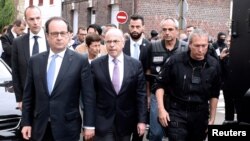 Франция президенты Франсуа Олланд (сулда) һәм эчке эшләр министры Бернар Казнёв (уртада) һөҗүм булган мәчет янында