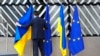 Član protokola sređuje zastave Ukrajine i EU tokom samita EU u zgradi Evropskog vijeća u Briselu u četvrtak, 9. februara 2023. 