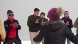 کوه گردی کابل نشینان؛ رقص و بازی‌های زمستانی روی برف