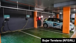 Një veturë elektrike duke u furnizuar me energji.