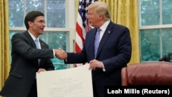 Presidenti amerikan, Donald Trump dhe Sekretari amerikan i Mbrojtjes, Mark Esper. Foto nga arkivi. 