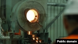 Վառարանից հանում են Ամուլսարի ոսկու առաջին ձուլակտորը, 10-ը հոկտեմբերի, 2026թ. 