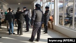 Російські силовики прийшли на засідання ініціативної групи кримчан в Судаку, 27 січня 2018