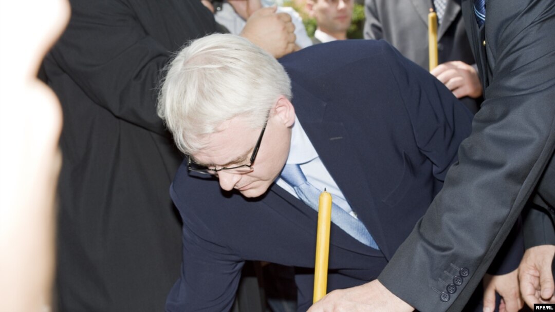 Ivo Josipović odaje počast žrtvama u Sijekovcu, 30. maj 2010. Fotografije uz tekst: Boris Miljević