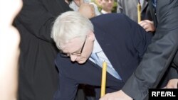 Ivo Josipović odaje počast žrtvama u Sijekovcu, 30. maj 2010. Fotografije uz tekst: Boris Miljević