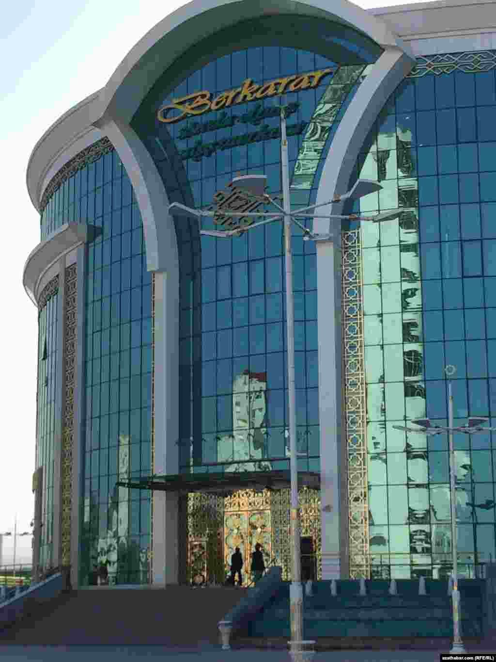 Türkmenistan. 'Kämil market' atly Berkarar söwda merkezi