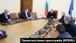 Премиерът Бойко Борисов обяви, че правителството е осигурило необходимото финансиране за справяне с коронавируса до май, за да може следващото правителство и следващият парламент да решат как да продължи процесът след това