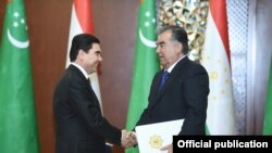 Prezident Gurbanguly Berdimuhamedow täjik kärdeşi Emomali Rahmon bilen. Arhiw suraty.