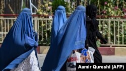 مدافعین حقوق زنان در افغانستان و بیرون از آن کشور همواره از سیاست های طالبان به خاطر تطبیق قوانین سختگیرانه انتقاد کرده اند. 