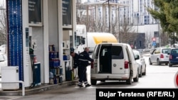 Punëtori i një pompe karburanti e mbush një veturë në një pikë shitjeje në Prishtinë, të martën më 3 mars.