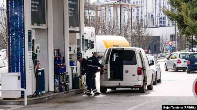 Punëtori i një pompe karburanti e mbush një veturë në një pikë shitjeje në Prishtinë, të martën më 3 mars.