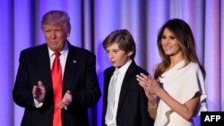 از راست: ملانیا، بارون و دونالد ترامپ