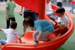 Дети на игровой площадке в торговом комплексе в Шанхае. Июнь 2021 года
