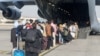 Disa afganë duke hyrë në një aeroplan amerikan gjatë procesit të evakuimit nga Kabuli më 18 gusht 2021. 