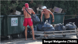 Переполненные мусорные контейнеры в Судаке
