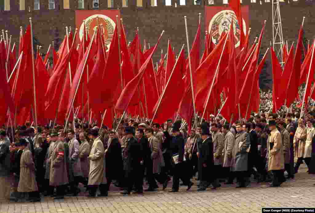 Бірінші май мерекесіне арналған парадтағы жұмысшылар. 1964 жыл. 