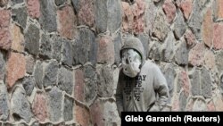 Muškarac sa maskom od plastične vrećice na glavi u Kijevu, 31 jula 2020.