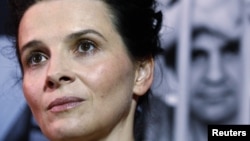 Juliette Binoche appears at a news conference on the imprisonment of Iranian director Jafar Panahi during the Cannes Film Festival in 2010.