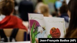 Do sada su đaci u nižim razredima osnovne škole nosili maske u nekoliko departmana u Francuskoj, na fotografiji jedna od škola u Strazburu u septembru 2021. 