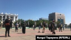 Женщины на площади перед акиматом Нур-Султана призывают акима города выйти к ним. 20 июня 2020 года.