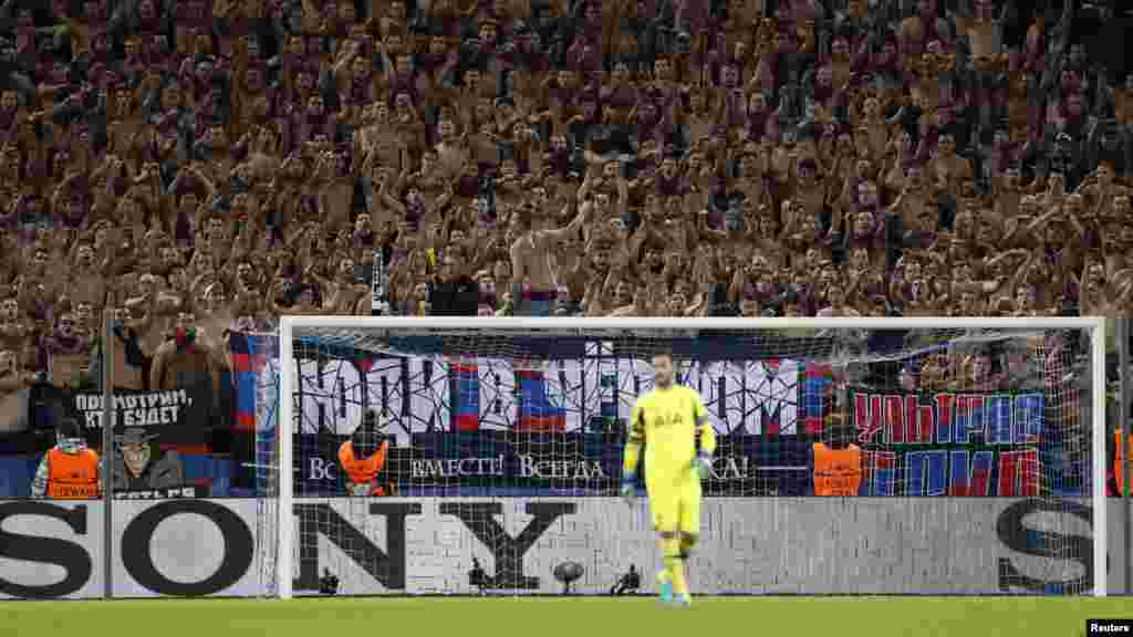 &nbsp;CSKA Moswanyň köýneksiz janköýerleri 27-nji sentýabrda Moskwada bolan &nbsp;oýun mahalynda. (Reuters/John Sibley)