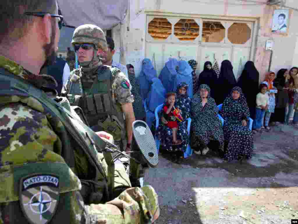 افغان ماشومان سږ کال بیا د سولې ورځ په داسې حال کې لمانځي چې هره شېبه په هره لاره له وسلو او وسلوالو کسانو سره مخ کېږي