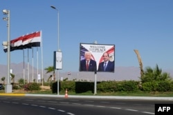 Drumul spre Sharm el-Sheikh, stațiune la Marea Roșie, unde are loc summitul privitor la pacea în Gaza, este presărat cu panouri care-i înfățișează pe președintele american Donald Trump și pe președintele egiptean Abdel Fattah al-Sisi.