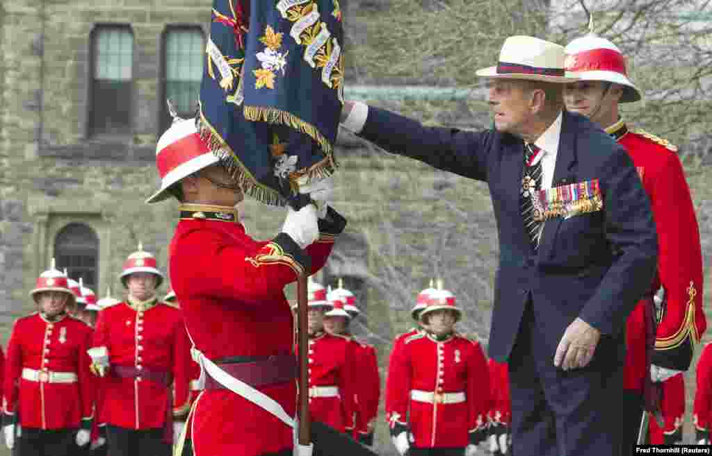 Alteța Sa Regală, Prințul Philip, Duce de Edinburgh, alături de locotenentul Bronson Peacock de la Batalionul 3 al Regimentului Regal Canadian, la o ceremonie ce a avut loc în Queen&rsquo;s Park din Toronto, 27 aprilie 2013. Ducele de Edinburgh a fost colonel-șef al Regimentul regal canadian din 1953. REUTERS / Fred Thornhill