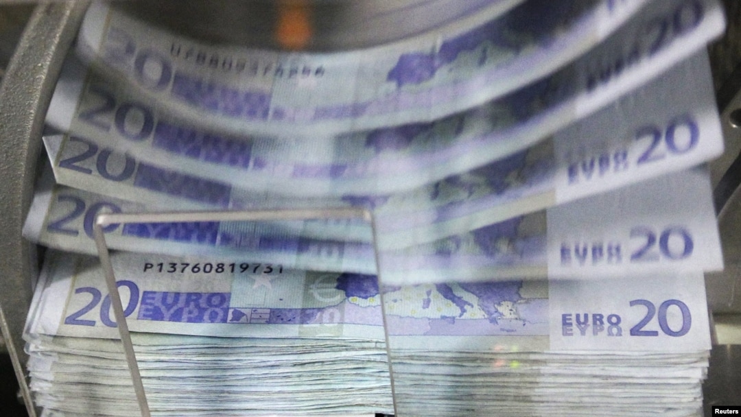 Belgium -- A machine counts and sorts out euro notes at the Belgian Central Bank in Brussels, 26Oct2011