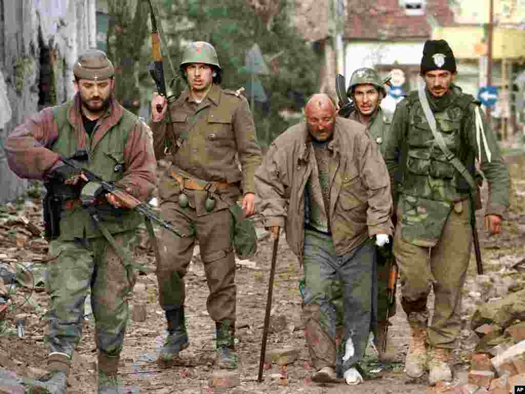 Pripadnici JNA i srpski dobrovoljci sprovode civile, Vukovar, 1991.