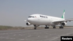 Avion kompanije Mahan Er sleće na aerodrom Hodeida u Jemenu, na snimku ekrana iz video materijala koji je objavila televizija Al Masira 13. jula 2026. godine.