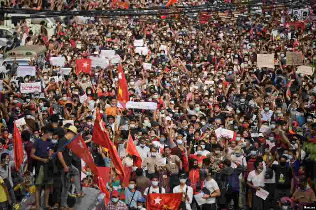 Protestatarii cer eliberarea liderului ales&nbsp; Aung San Suu Kyi (REUTERS/Stringer)