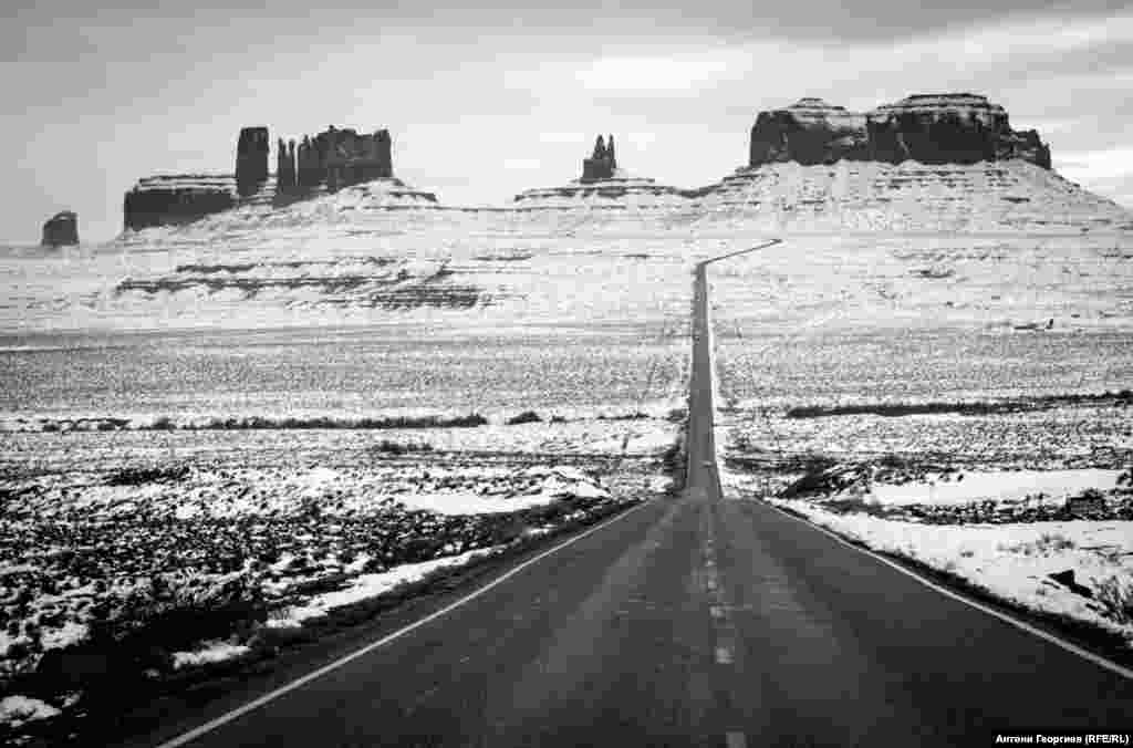 Форест Гъмп пойнт, Юта. Долината на паметниците, Monument Valley. Разположена е точно на границата между щатите Юта и Аризона и е собственост на народа Навахо. Името Форест Гъмп пойнт е относително ново. Това е мястото, на което Том Ханкс, главният герой в едноименния филм, завършва пешеходното си пътешествие през Америка.